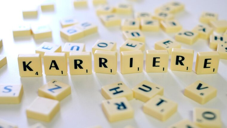 Scrabble-Buchstaben bilden das Wort "Karriere"