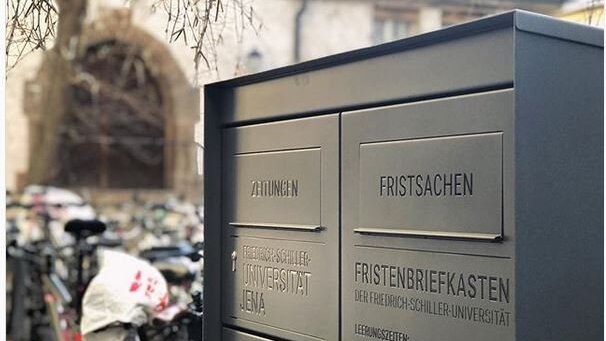 Dreiteiliger Briefkasten vor dem Hauptgebäude, Fürstengraben 1 – neben dem Eingang Schlossgasse
