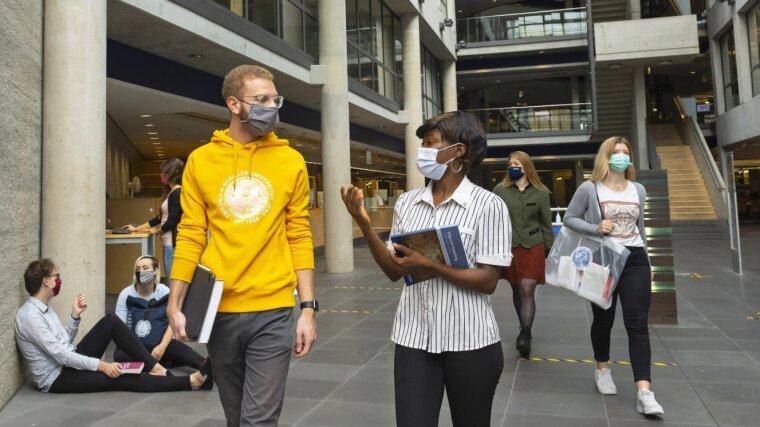 Studierende mit Mund-Nasen-Bedeckung in der Thüringer Universitäts- und Landesbibliothek