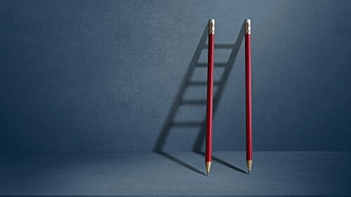 Zwei Bleistifte, deren Schatten eine Leiter nach oben bildet - Anleitung zur Selbstständigkeit?