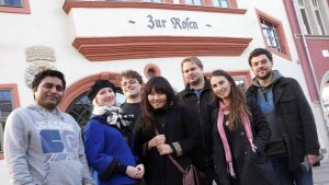 Doctoral students standing in front of the ‘Zur Rosen’ building, home to Jena's Graduate Academy