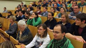 Hörsaal der Uni Jena mit Zuhörenden unterschiedlicher Altersstufen