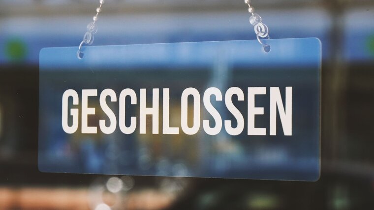 Sign with the German word for "Closed"