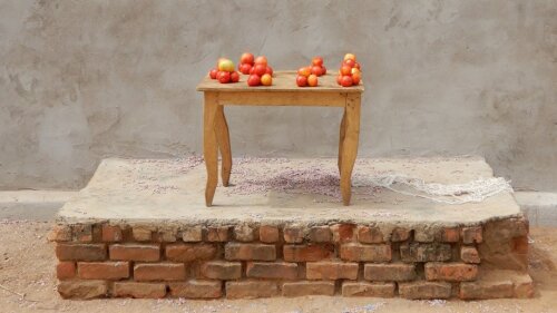 Tomaten auf einem Tisch, der auf einem Backsteinpodest steht