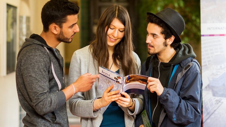Internationale Studierende informieren sich zum Studium in Jena