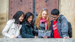 Internationale Studierende entdecken Jena und die Universität