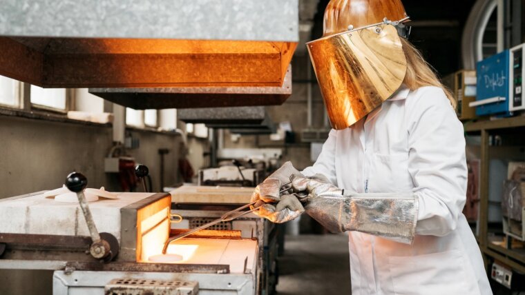 Student in the glass foundry at the Otto Schott Institute of Materials Research