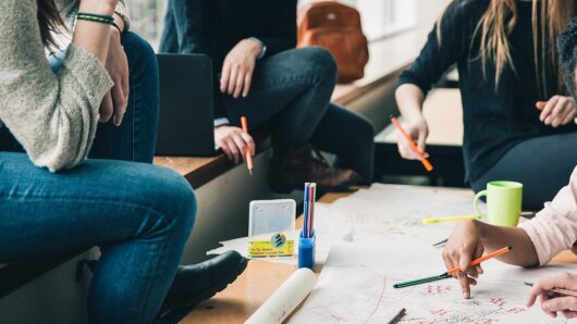 Studierende bei der Gruppenarbeit