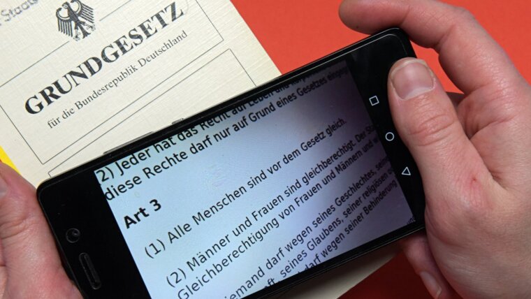 Smartphone-Display zeigt einen Auszug des Artikel 3 des Grundgesetzes