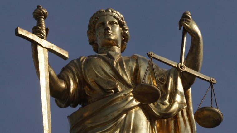 Vergoldete Figur der griechische Göttin der Rechtsordnung und Gerechtigkeit