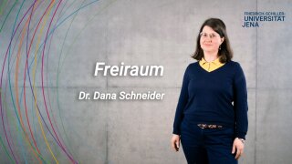 Platzhalterbild — Dr. Dana Schneider vor einer grauen Wand, neben ihr steht das Schlagwort Freiraum.