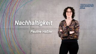 Platzhalterbild — Pauline Häßler vor einer grauen Wand, neben ihr steht das Schlagwort Nachhaltigkeit.