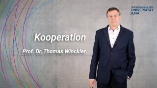 Platzhalterbild — Prof. Dr. Thomas Winckler vor einer grauen Wand, neben ihm steht das Schlagwort Kooperation.