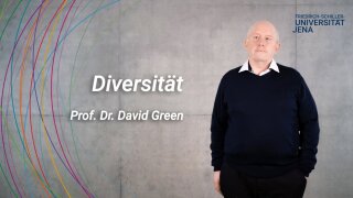 Platzhalterbild — Prof. Dr. David Green vor einer grauen Wand, neben ihm steht das Schlagwort Diversity.