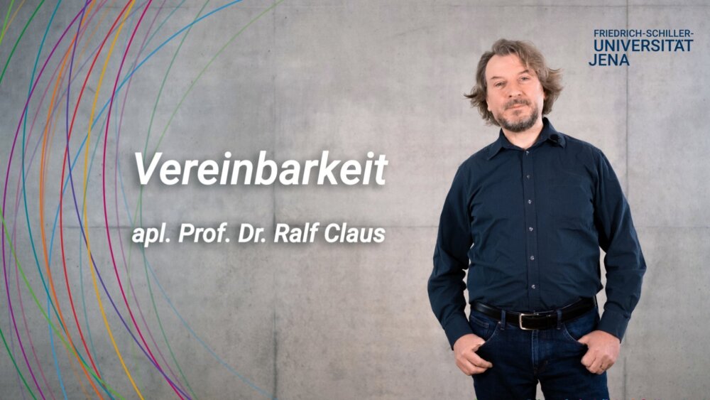 Platzhalterbild — Prof. Dr. Ralf Claus vor einer grauen Wand, neben ihm steht das Schlagwort Vereinbarkeit.