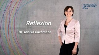 Platzhalterbild — Dr. Annika Blichmann vor einer grauen Wand, neben ihr steht das Schlagwort Reflexion.