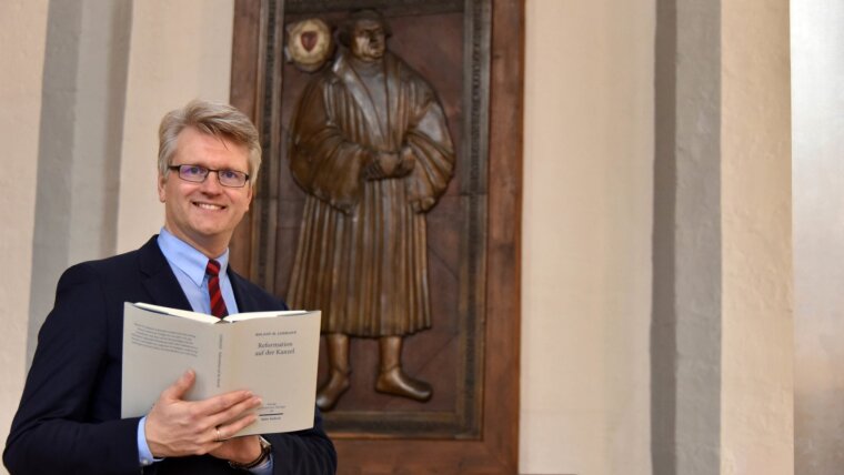 Roland Lehmann mit seinem neuen Buch, das Martin Luther als Reiseprediger präsentiert.