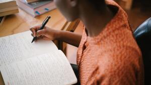 Studentin beim Schreiben