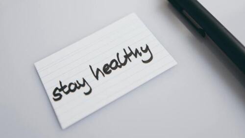 Zettel mit der Aufschrift "stay healthy"