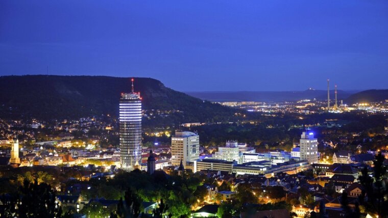 Hell leuchtet die Stadt Jena. Ihre Universität möchte bald zu den besten 200 weltweit gehören.