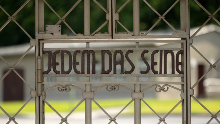 Blick auf das Eingangstor der Gedenkstätte des ehemaligen Konzentrationslagers Buchenwald.