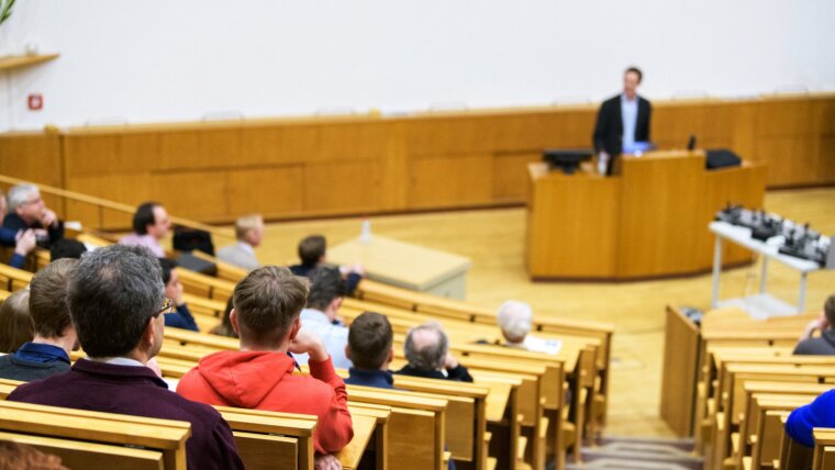 Gasthörerinnen und -hörer können an vielen Vorlesungen der Universität teilnehmen.