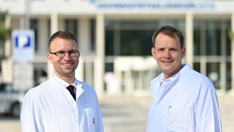Ein Digital-Fellowship geht an die Mediziner PD Dr. Marcel A. Kamp (r.) und Dr. Matthias Mäurer.