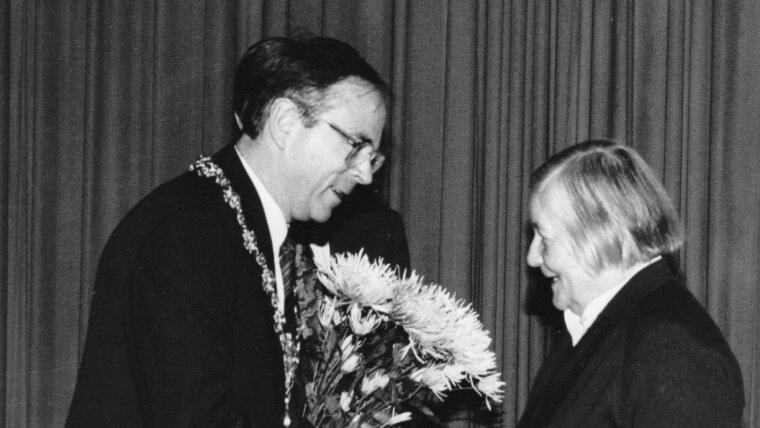 Rektor Hans Schmigalla gratuliert Inge von Wangenheim am 7. März 1989 zur Ehrendoktorwürde.
