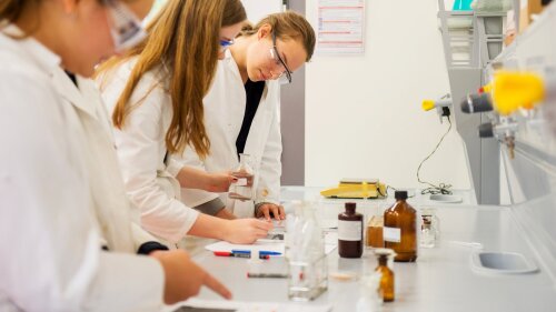 Schülerinnen im Chemielabor