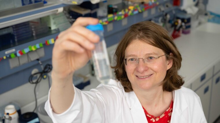 Prof. Allen uses methods from physics to explain results from microbiological experiments.