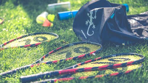 Badminton-Schläger auf Gras