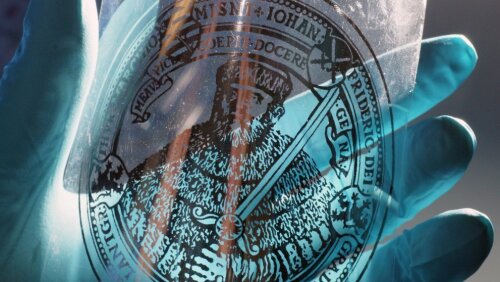 Nur etwa ein tausendstel Millimeter dick ist dieses aus Silbernanopartiken bestehende Logo der Universität Jena mit dem Abbild des Universitätsgründers Kurfürsten Johann Friedrich dem Großmütigen (1503 - 1554) auf einer Kunststofffolie