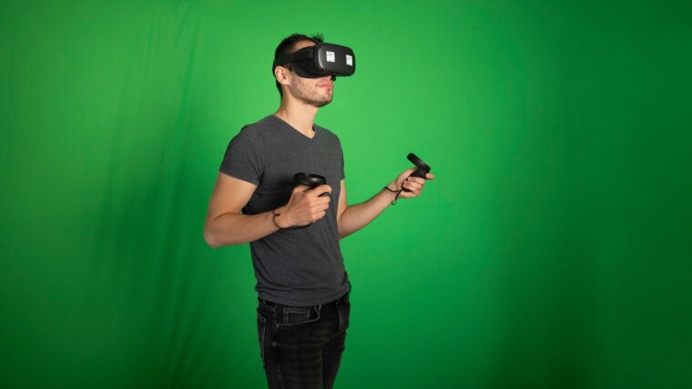 MPSP-Doktorand Carlos Sevilla probiert die neue VR-Technologie der School aus.