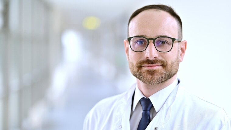 Der Herzchirurg Dr. Hristo Kirov erhält den Dr. Rusche-Forschungsprojekt-Preis.