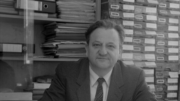 Prof. Dr. Ernst Schmutzer im Jahr 1990.