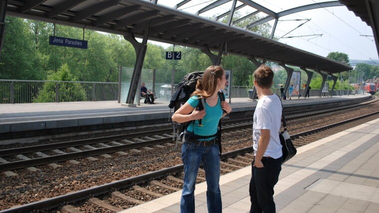 Two young people with luggage at the Paradise station