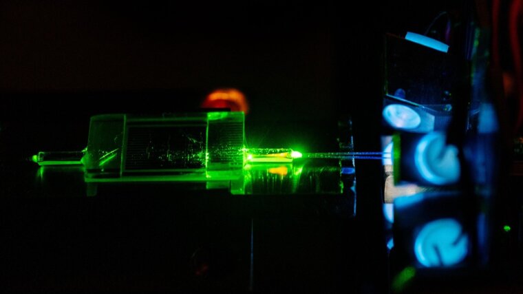 Beim „pigtailing“ werden Glasfaserkabel mit einem integriert optischen Quantenbauteil verbunden.