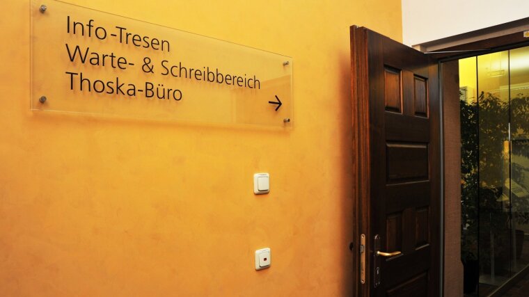 Schild "Thoska Büro"