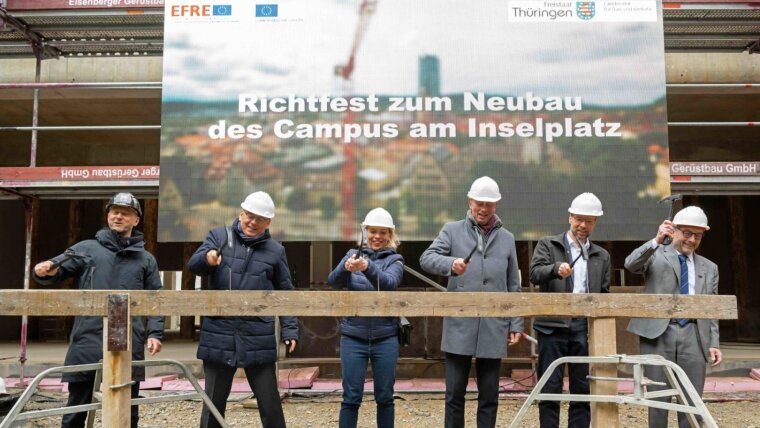On 25 April, a topping-out ceremony was held for the new campus on Inselplatz.