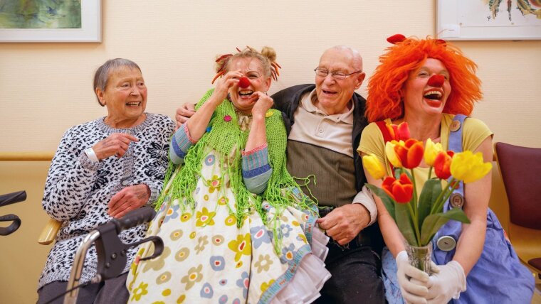 Neue Studie bestätigt positive Effekte therapeutischen Lachens, hier mit Clowns in der Geriatrie.