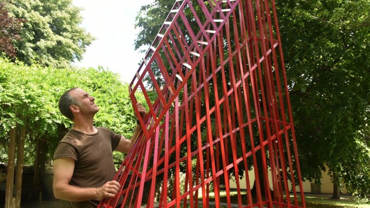 Künstler Heiko Börner beim Aufbau seines Werks "Stahl 10/06".