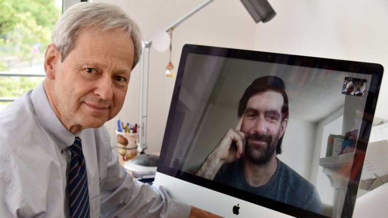 Prof. Dr. Wolfgang Weigand bespricht sich via Zoom mit dem Kollegen Dr. Mario Grosch