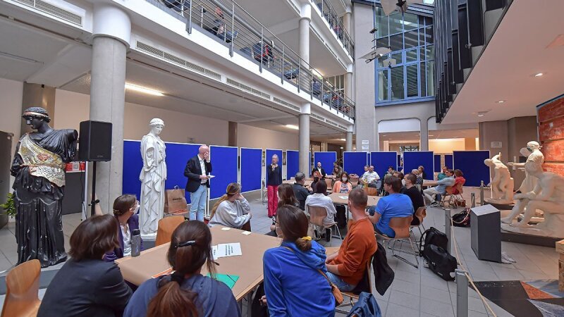 Platzhalterbild — Uni-Angehörige diskutieren in der AG Lehre über Ideen zu mehr Nachhaltigkeit an der Uni Jena.