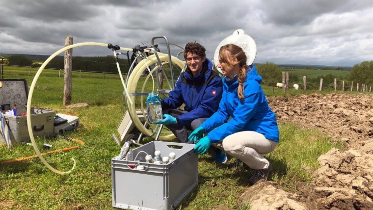 Dr Will Overholt and Prof. Kirsten Küsel during water analyses in the field.