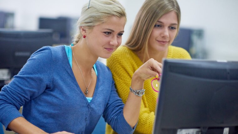 Studentinnen arbeiten gemeinsam am Computer.