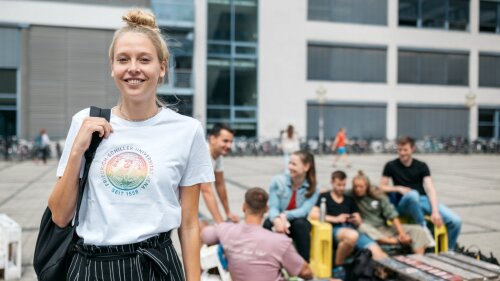 Studentin auf dem Campus der Universität Jena