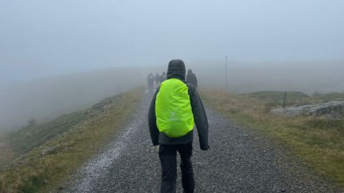 Ein Wanderer läuft durch den Nebel