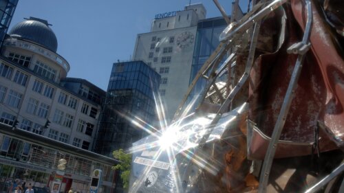 Sonne funkelt in Metallskulptur Stella
