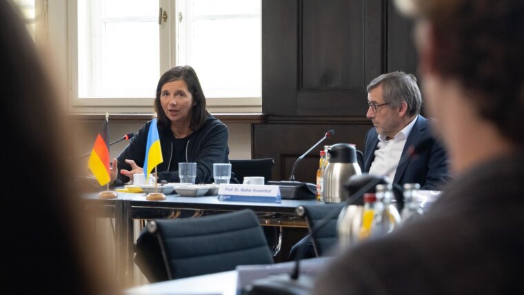 Katrin Göring-Eckardt (l.) sprach mit Uni-Präsident Walter Rosenthal und ukrainischen Studierenden.