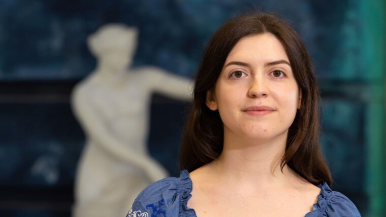 Ukrainian student Andriiana Raikova receives this year's DAAD Award.